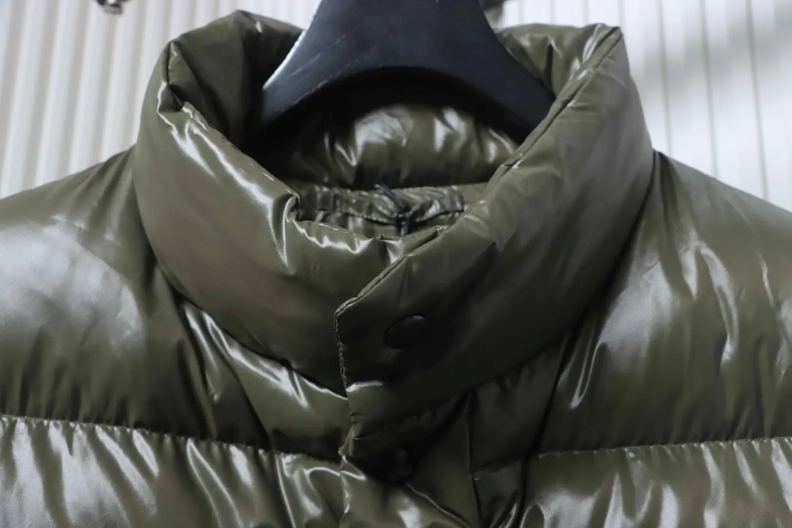 Daunenjacke mit abnehmbaren Ärmeln mit dreieckigem Logo – Bild 4