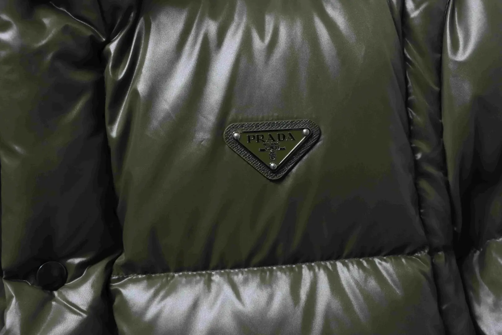 Daunenjacke mit abnehmbaren Ärmeln mit dreieckigem Logo – Bild 5