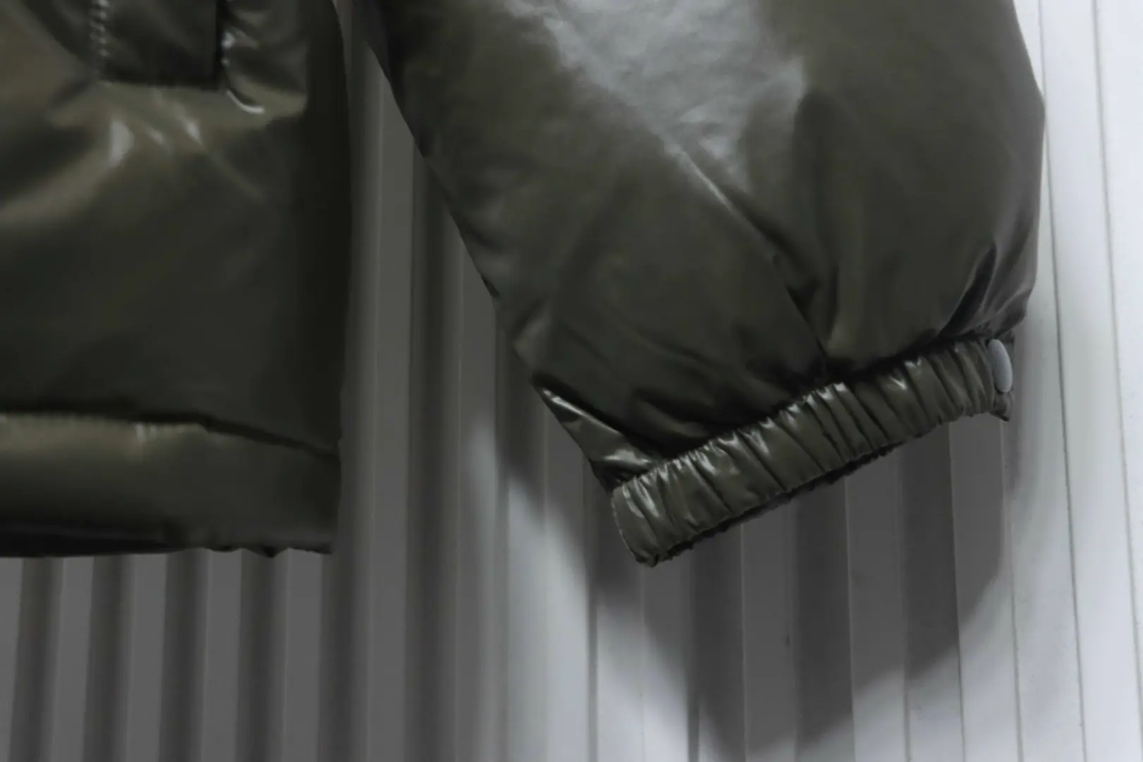 Daunenjacke mit abnehmbaren Ärmeln mit dreieckigem Logo – Bild 6