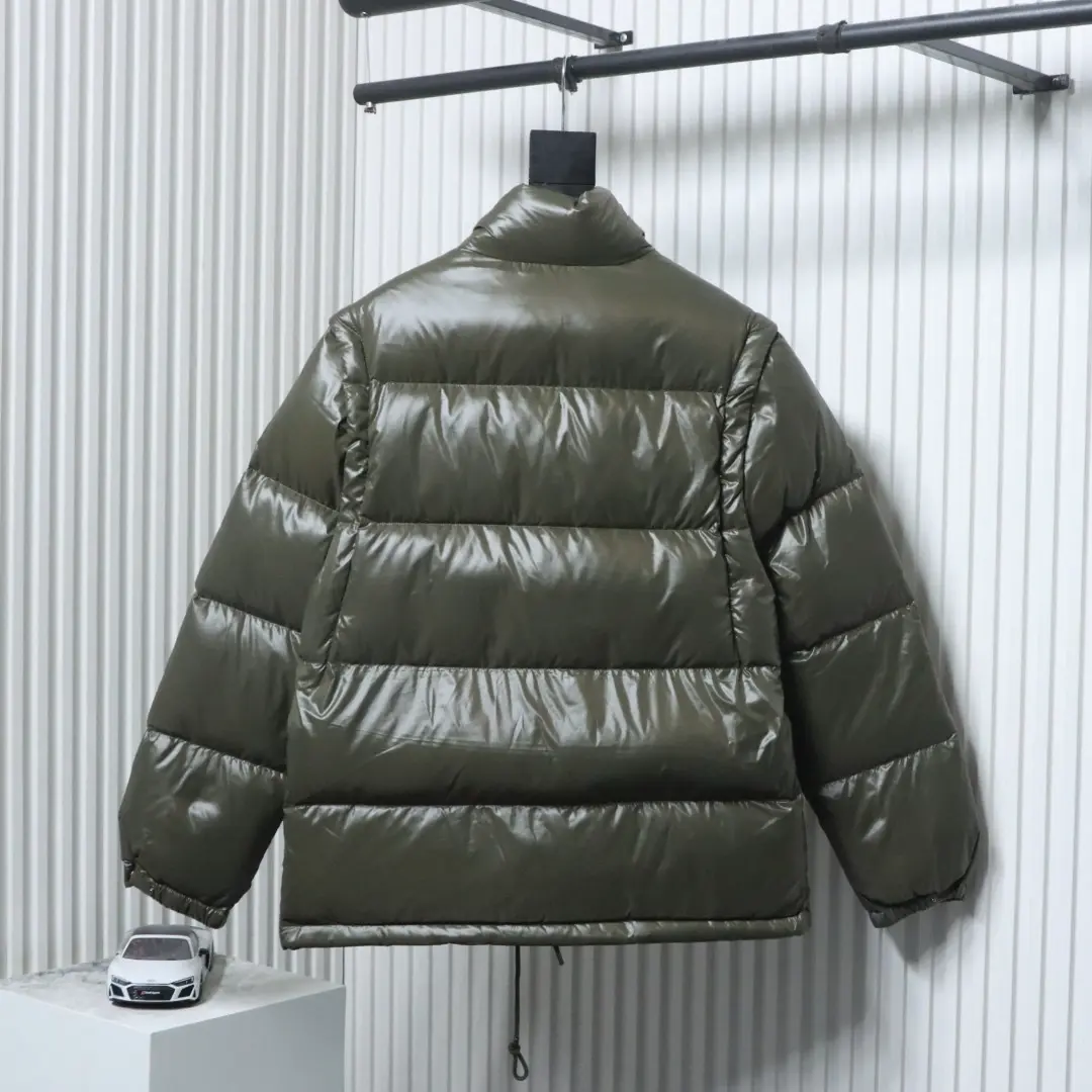 Daunenjacke mit abnehmbaren Ärmeln mit dreieckigem Logo – Bild 2