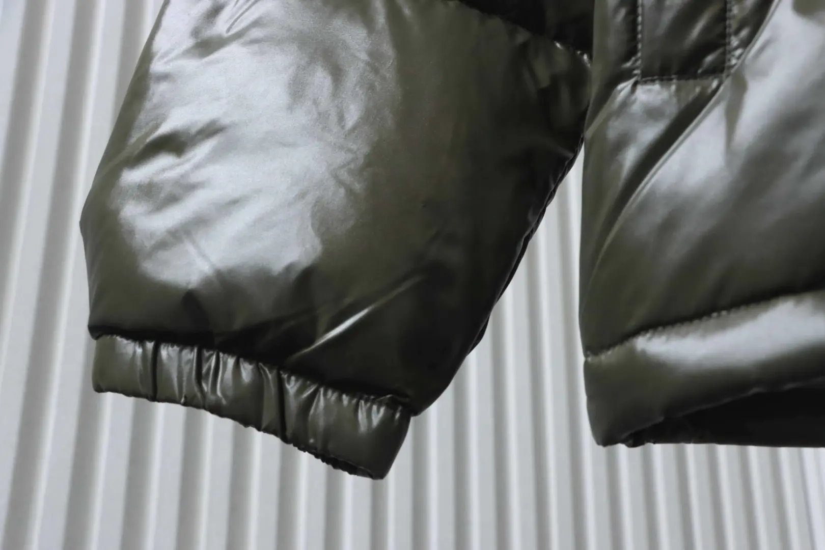 Daunenjacke mit abnehmbaren Ärmeln mit dreieckigem Logo – Bild 8