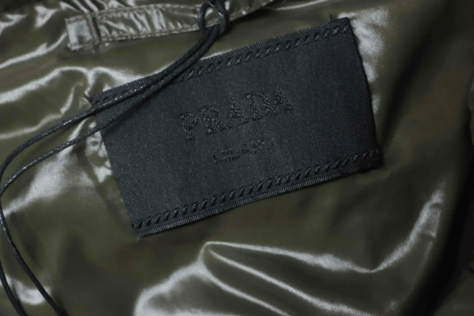 Daunenjacke mit abnehmbaren Ärmeln mit dreieckigem Logo – Bild 9