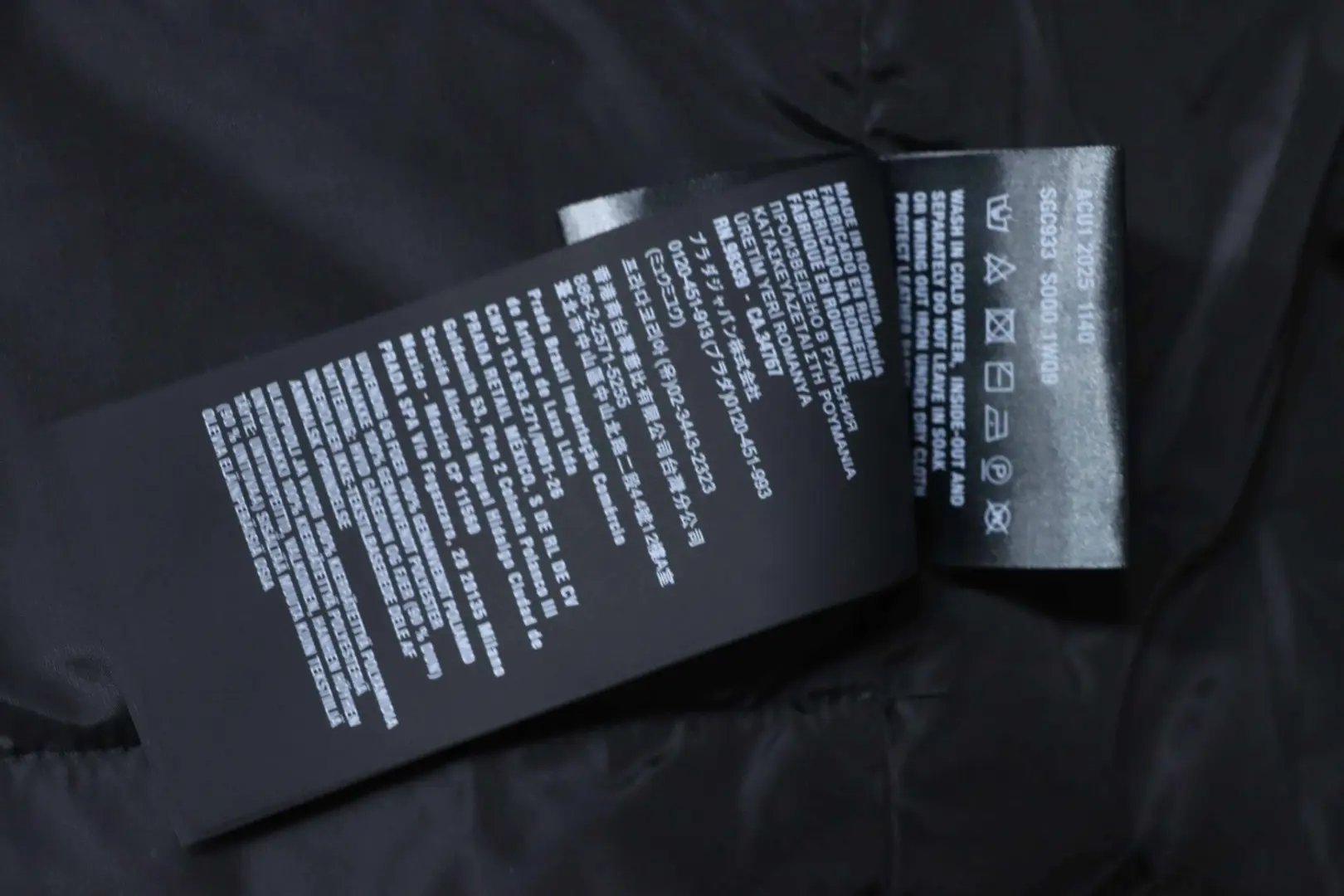 Daunenjacke mit gestepptem Stehkragen und dreieckiger Logotasche – Bild 8