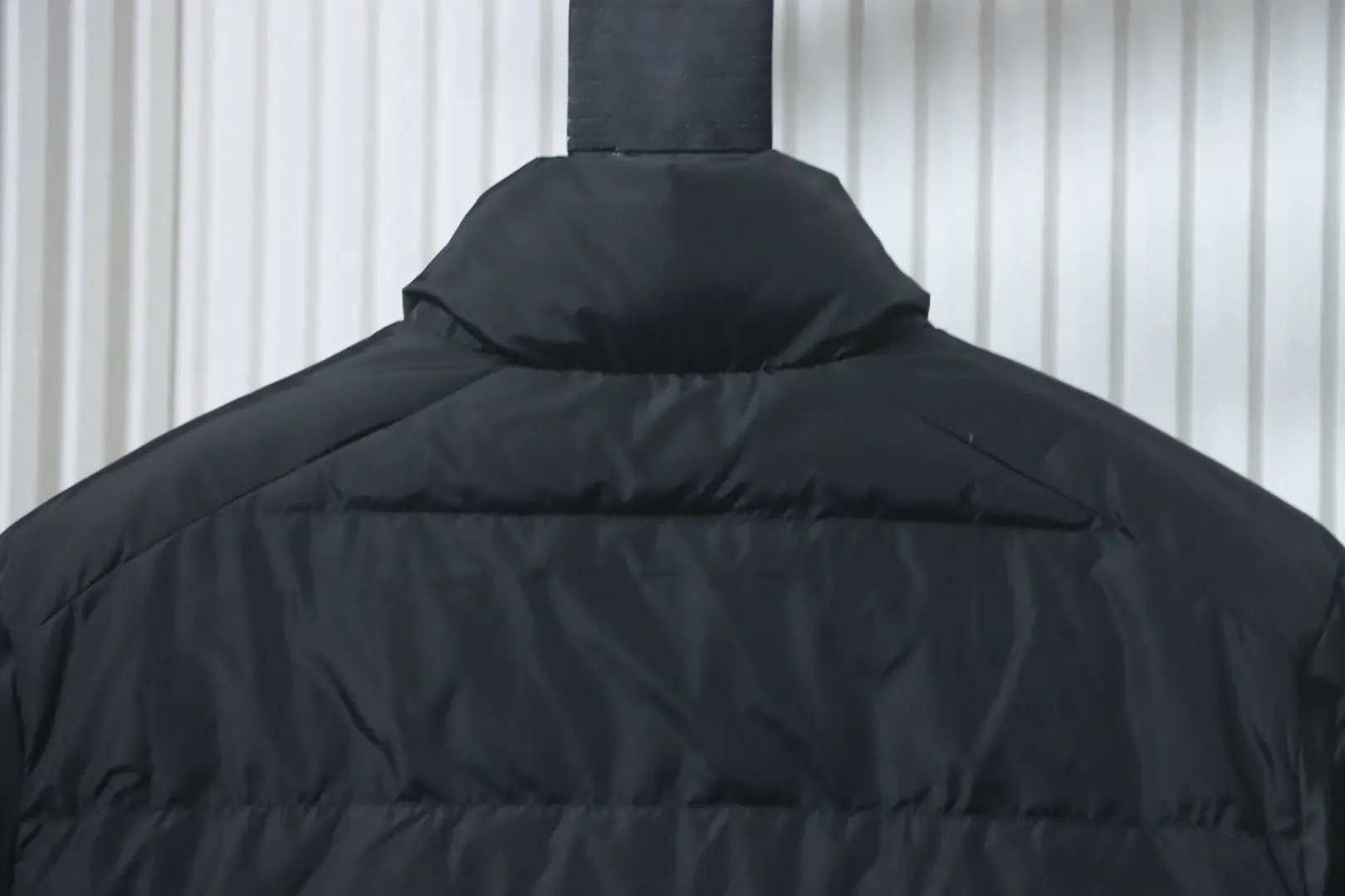 Daunenjacke mit gestepptem Stehkragen und dreieckiger Logotasche – Bild 4