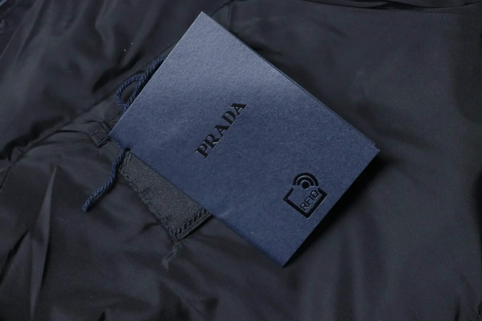 Daunenjacke mit gestepptem Stehkragen und dreieckiger Logotasche – Bild 11