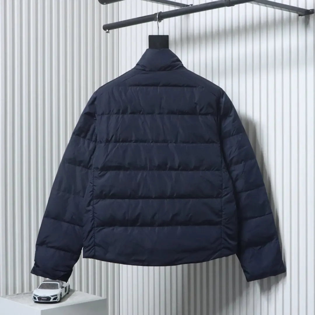 Daunenjacke mit gestepptem Stehkragen und dreieckiger Logotasche – Bild 13