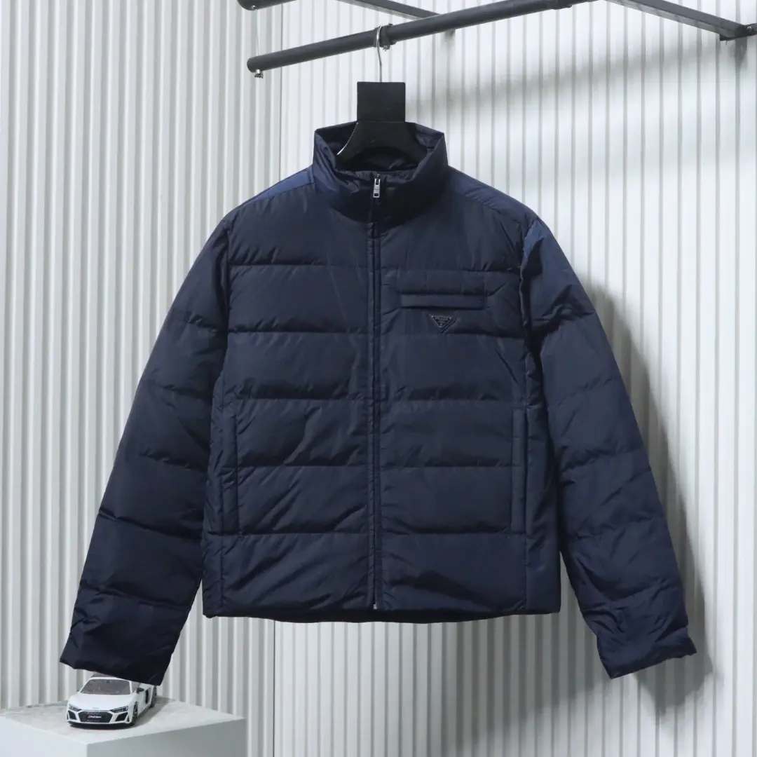 Daunenjacke mit gestepptem Stehkragen und dreieckiger Logotasche – Bild 12