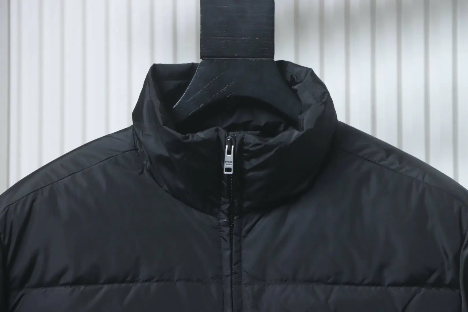 Daunenjacke mit gestepptem Stehkragen und dreieckiger Logotasche – Bild 5