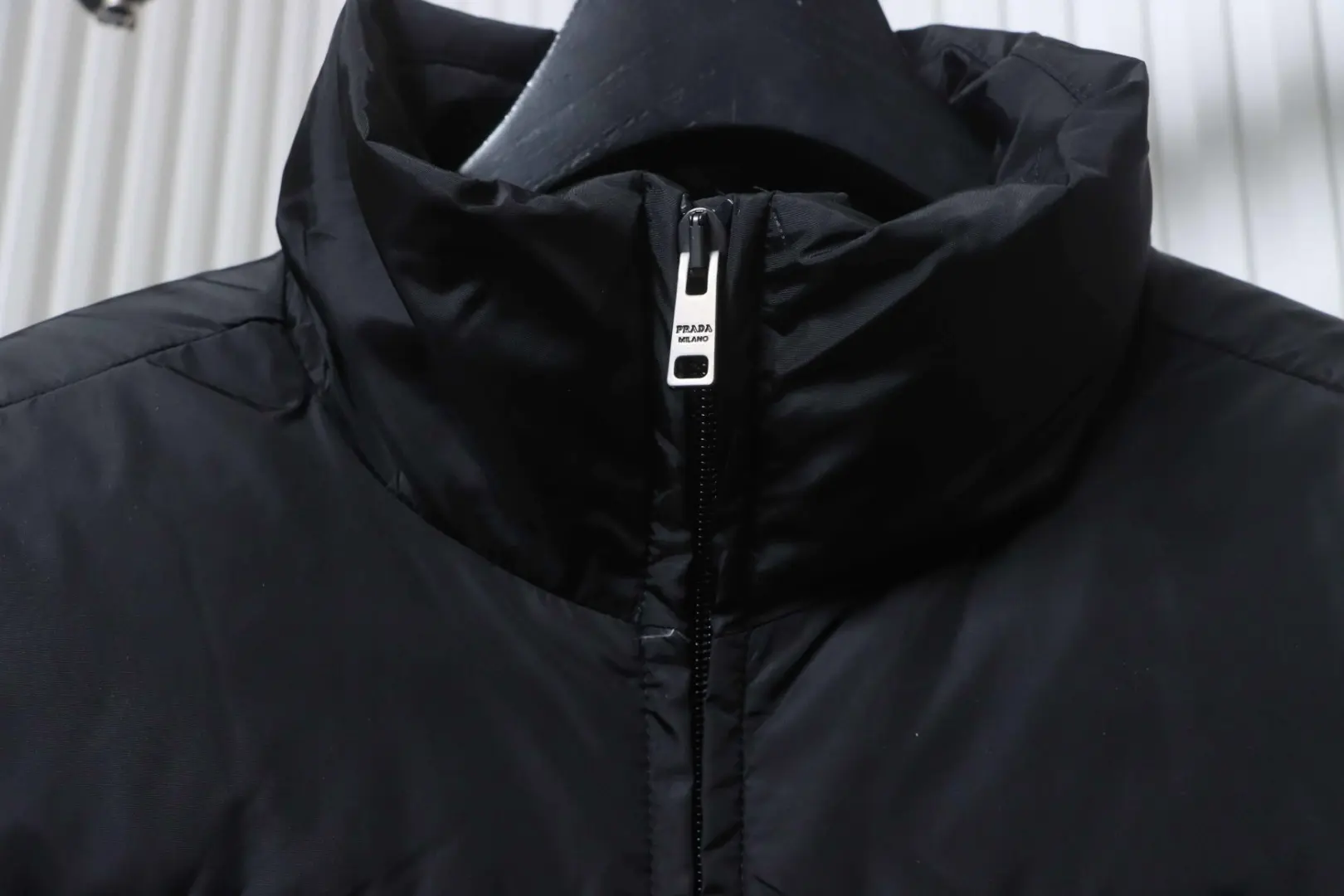 Daunenjacke mit gestepptem Stehkragen und dreieckiger Logotasche – Bild 3