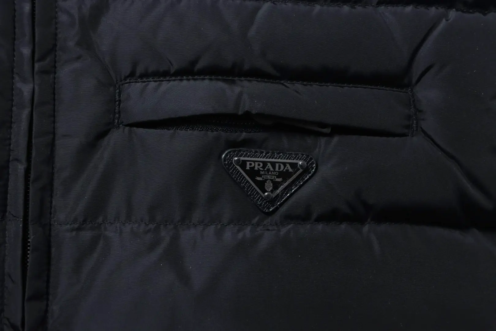 Daunenjacke mit gestepptem Stehkragen und dreieckiger Logotasche – Bild 6