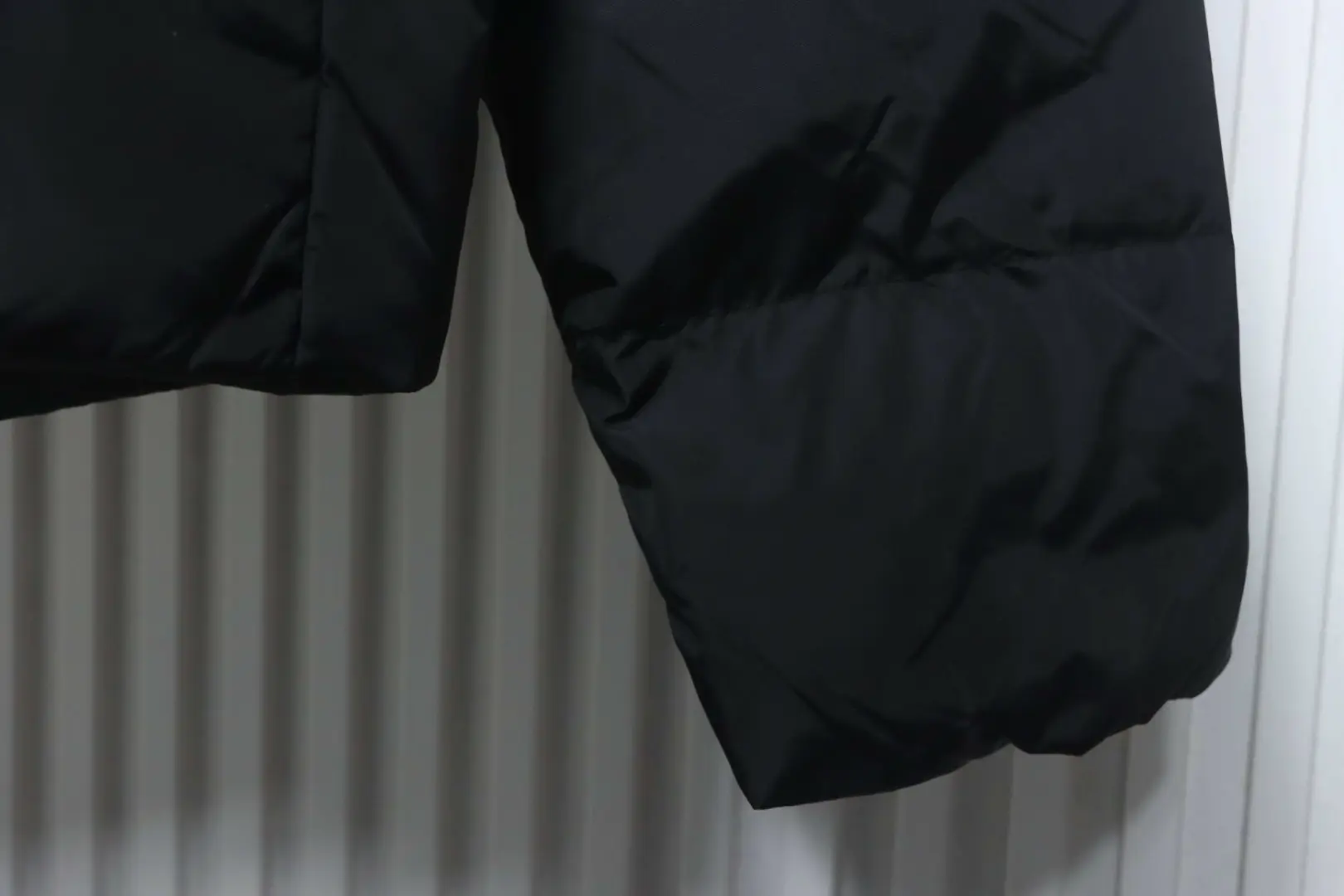 Daunenjacke mit gestepptem Stehkragen und dreieckiger Logotasche – Bild 7