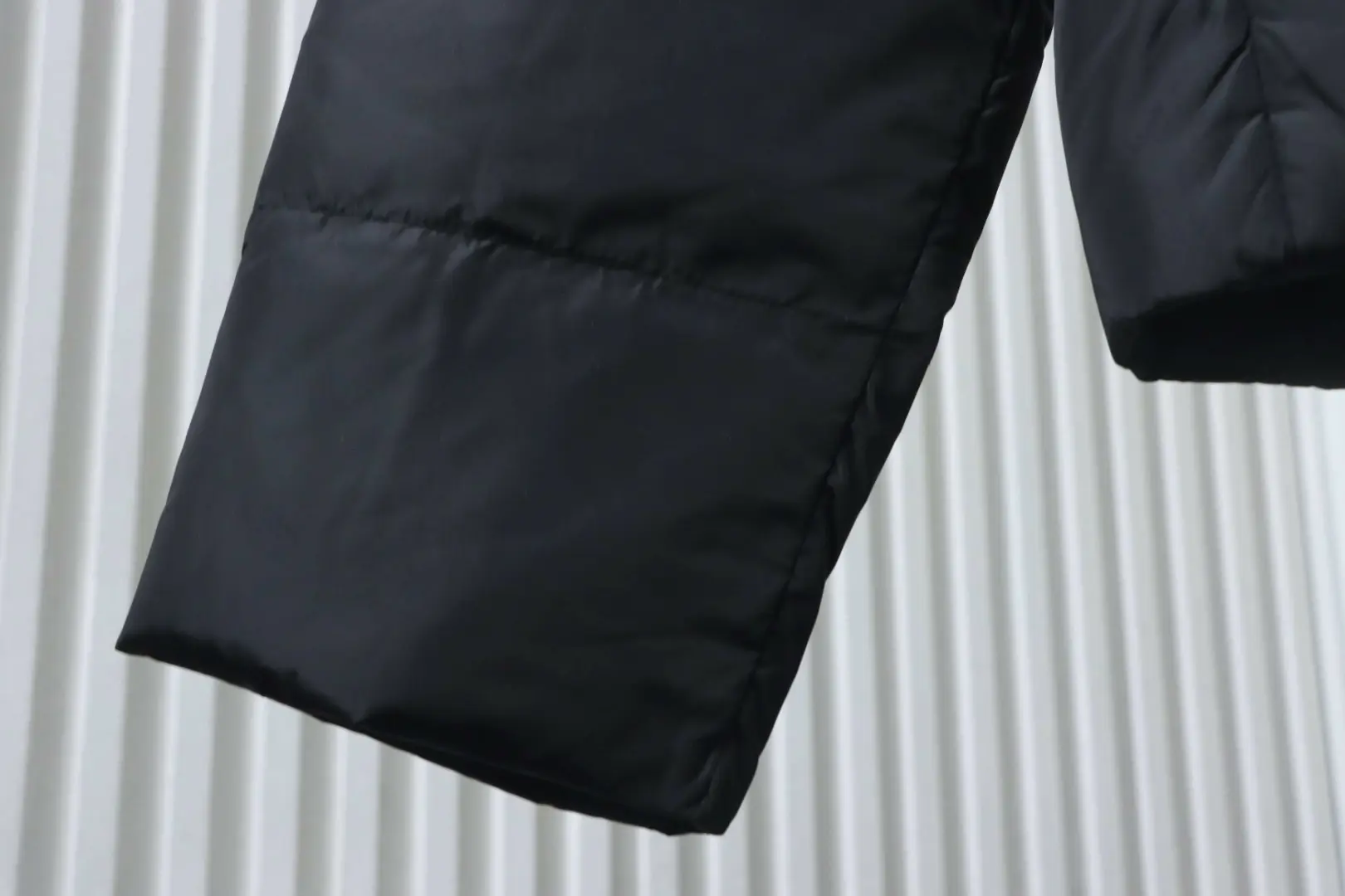 Daunenjacke mit gestepptem Stehkragen und dreieckiger Logotasche – Bild 9