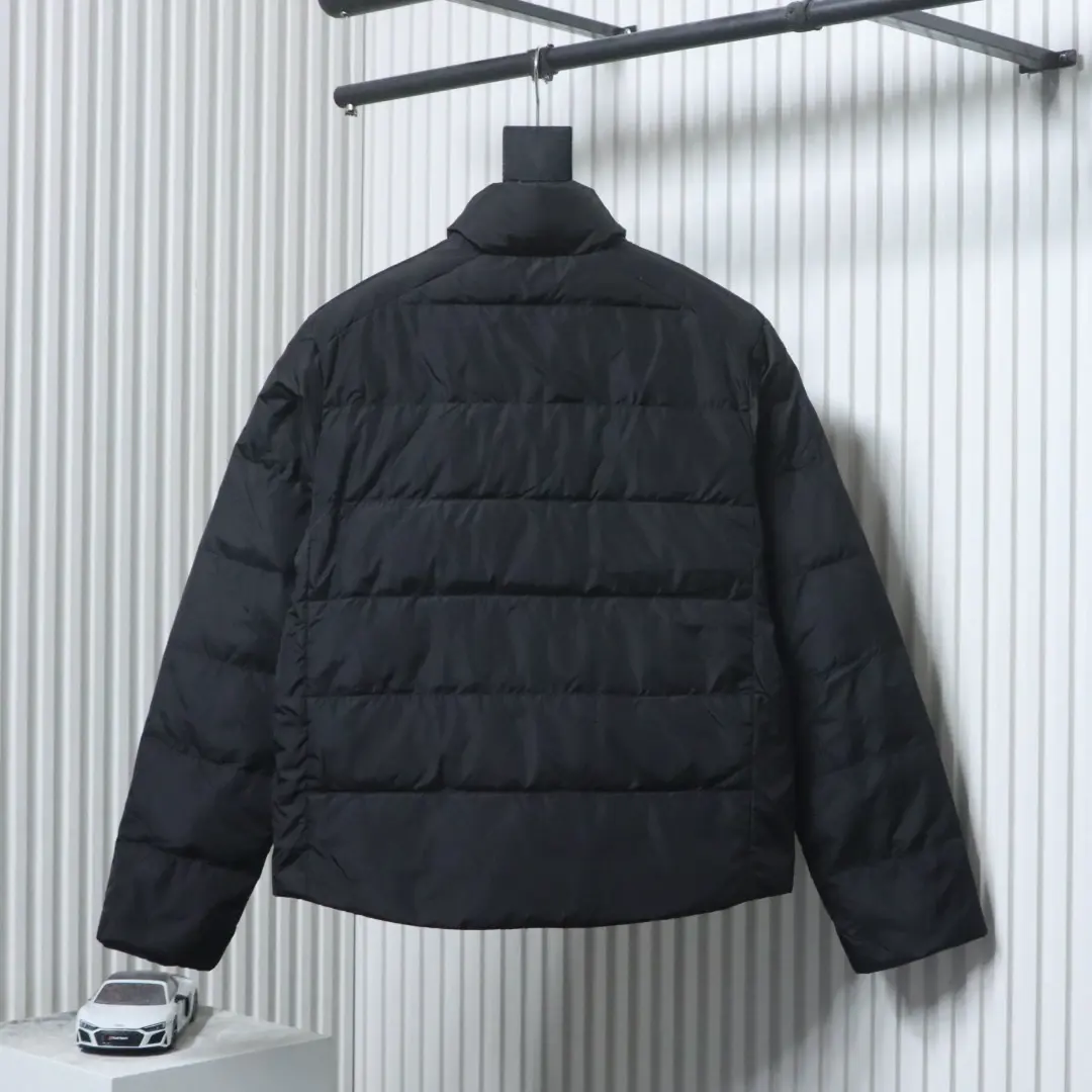 Daunenjacke mit gestepptem Stehkragen und dreieckiger Logotasche – Bild 2