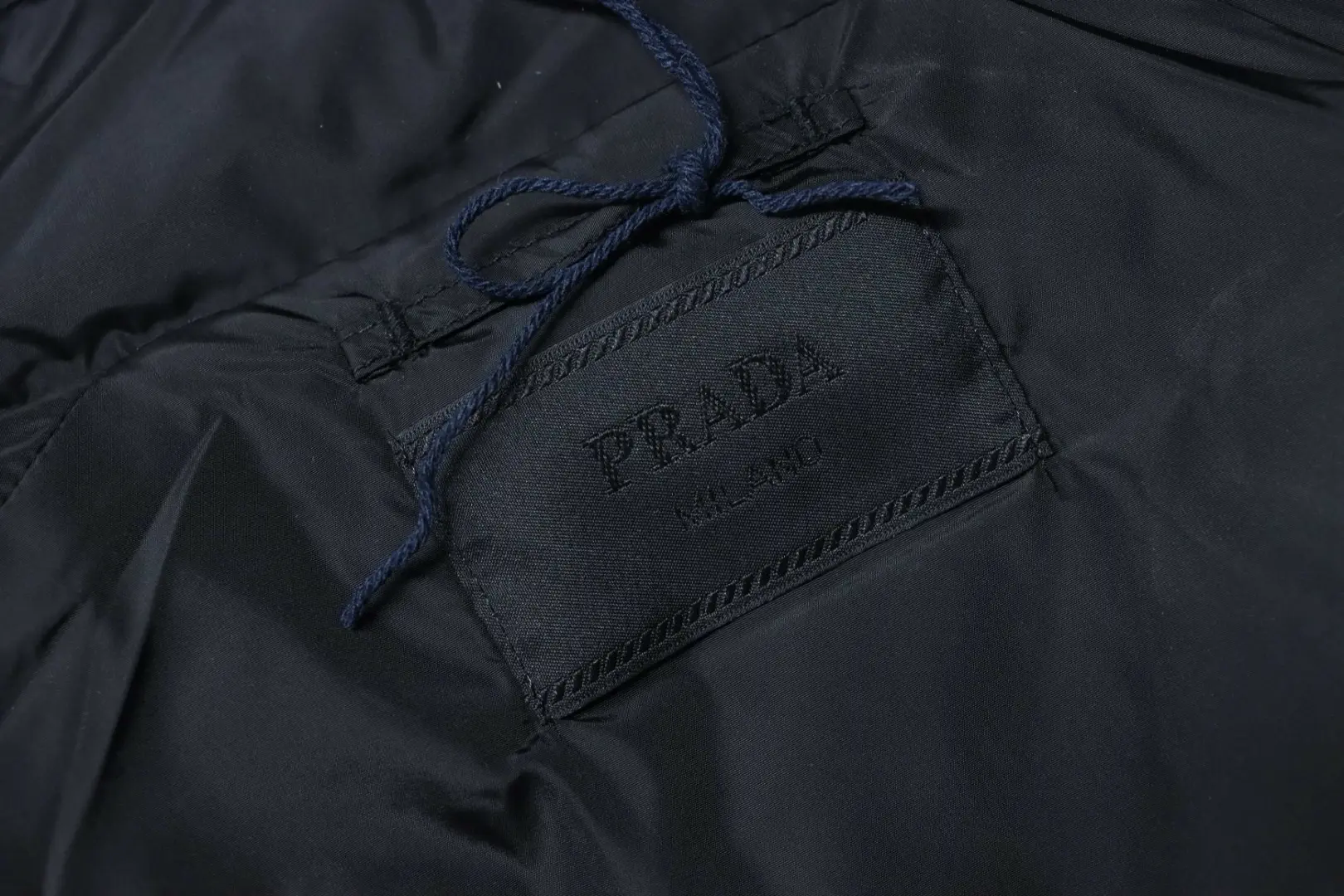 Daunenjacke mit gestepptem Stehkragen und dreieckiger Logotasche – Bild 10