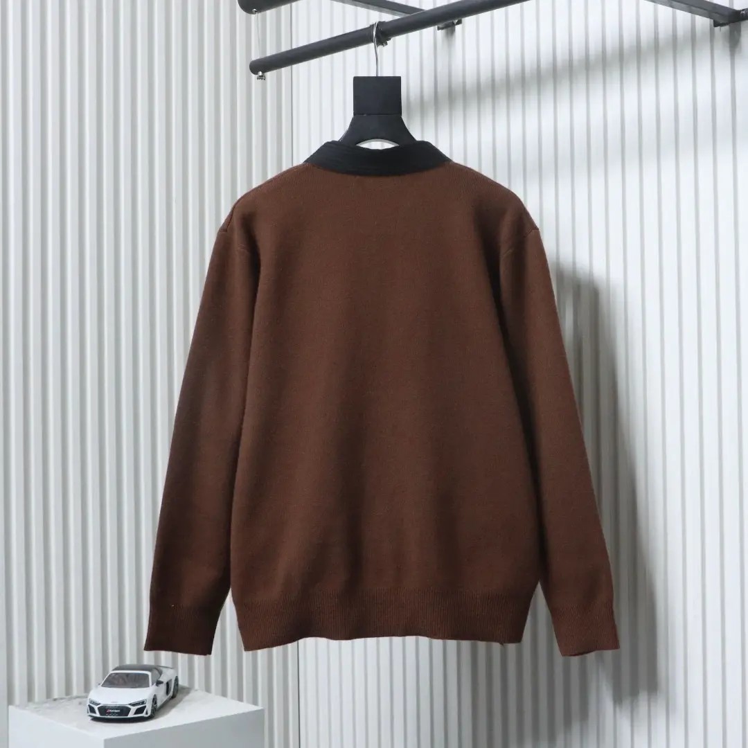 Dreifache reflektierende Logo-Verzierung mit Blumenmuster auf einem Cardigan mit Kimonokragen – Bild 2