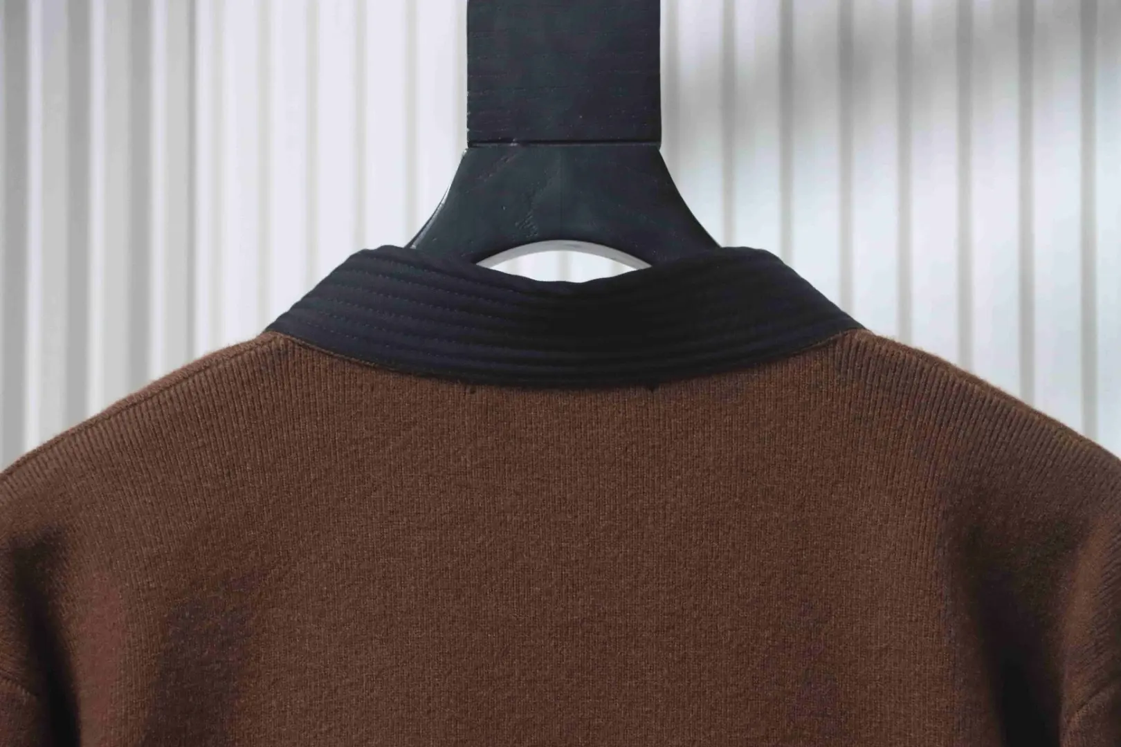 Dreifache reflektierende Logo-Verzierung mit Blumenmuster auf einem Cardigan mit Kimonokragen – Bild 4