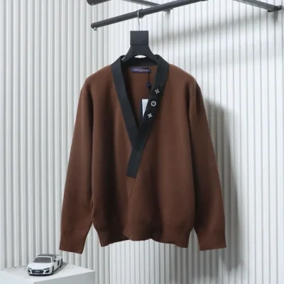 Dreifache reflektierende Logo-Verzierung mit Blumenmuster auf einem Cardigan mit Kimonokragen