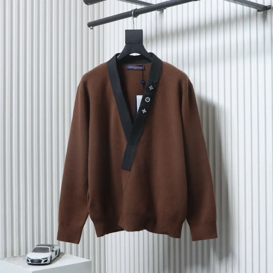 Dreifache reflektierende Logo-Verzierung mit Blumenmuster auf einem Cardigan mit Kimonokragen