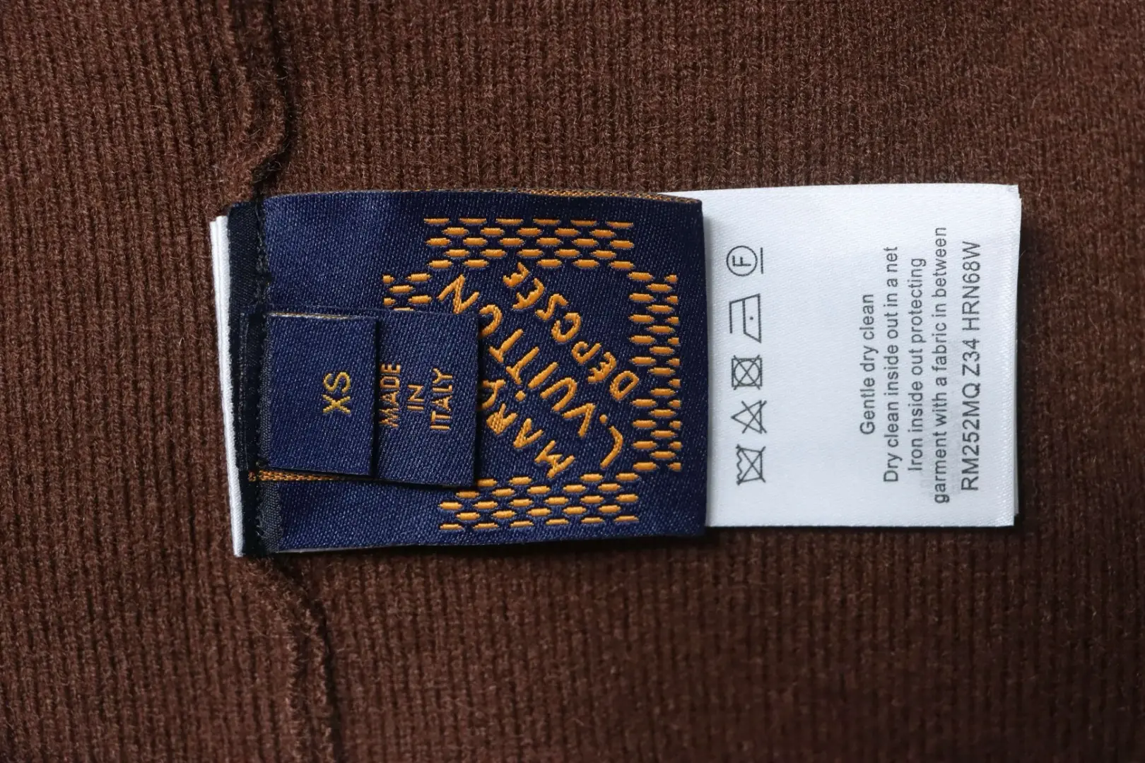 Dreifache reflektierende Logo-Verzierung mit Blumenmuster auf einem Cardigan mit Kimonokragen – Bild 8