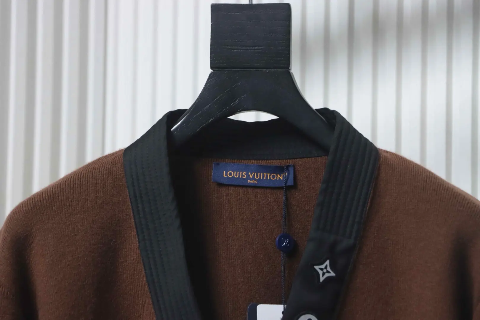 Dreifache reflektierende Logo-Verzierung mit Blumenmuster auf einem Cardigan mit Kimonokragen – Bild 3