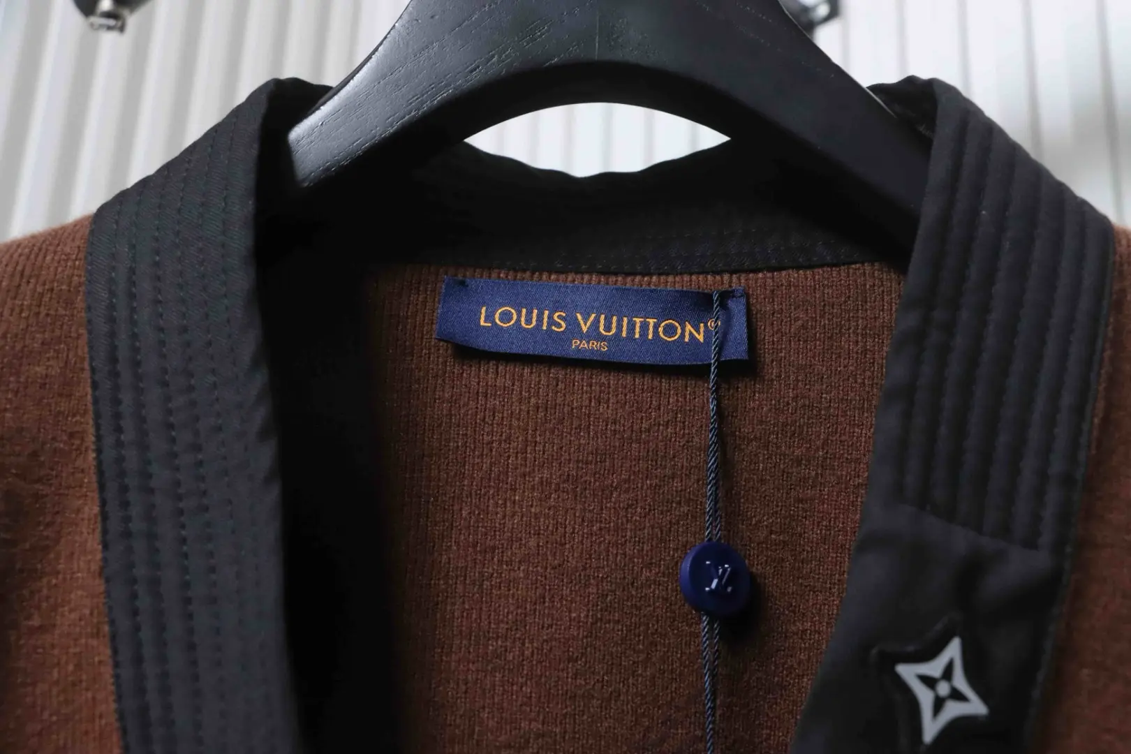 Dreifache reflektierende Logo-Verzierung mit Blumenmuster auf einem Cardigan mit Kimonokragen – Bild 5