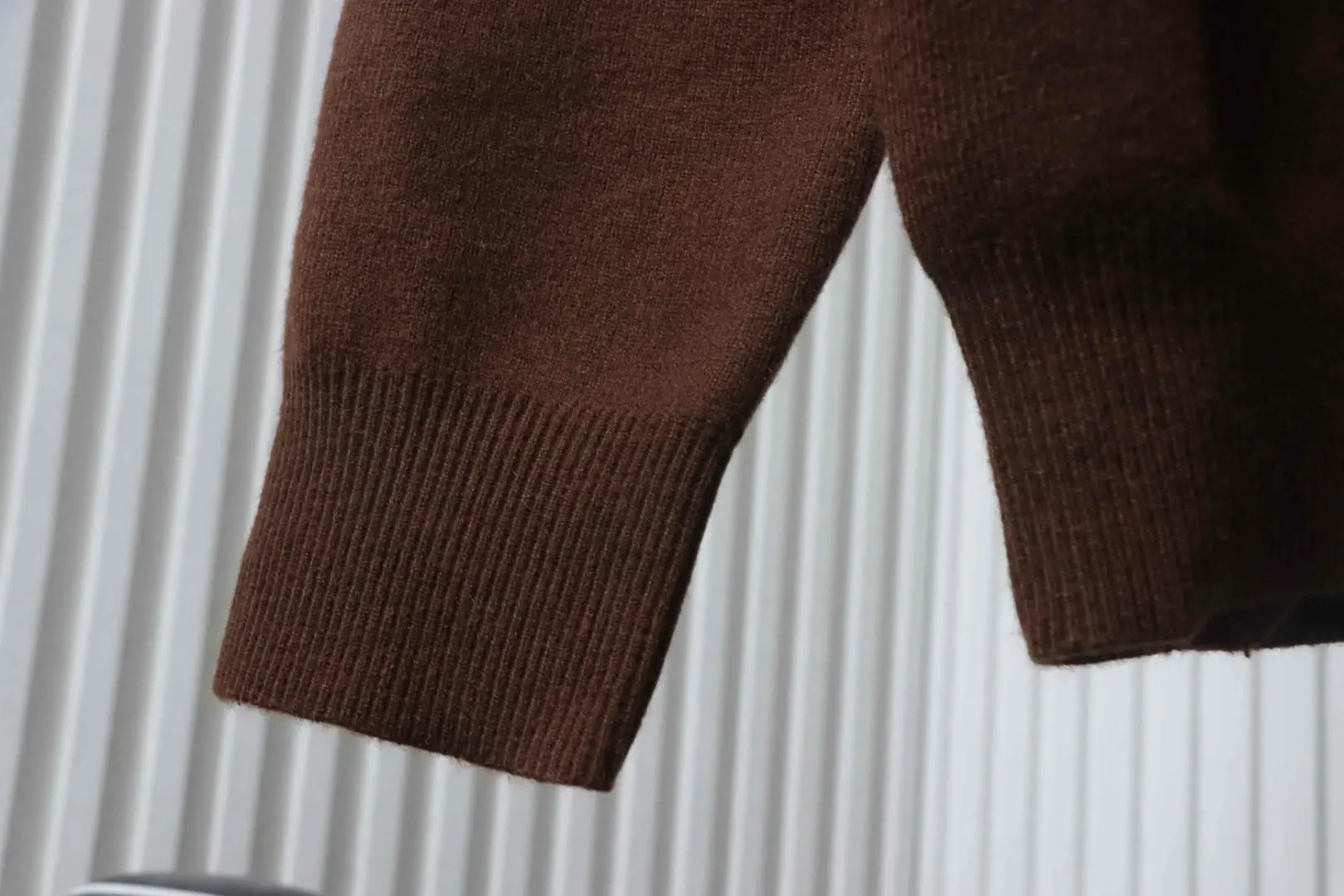 Dreifache reflektierende Logo-Verzierung mit Blumenmuster auf einem Cardigan mit Kimonokragen – Bild 7