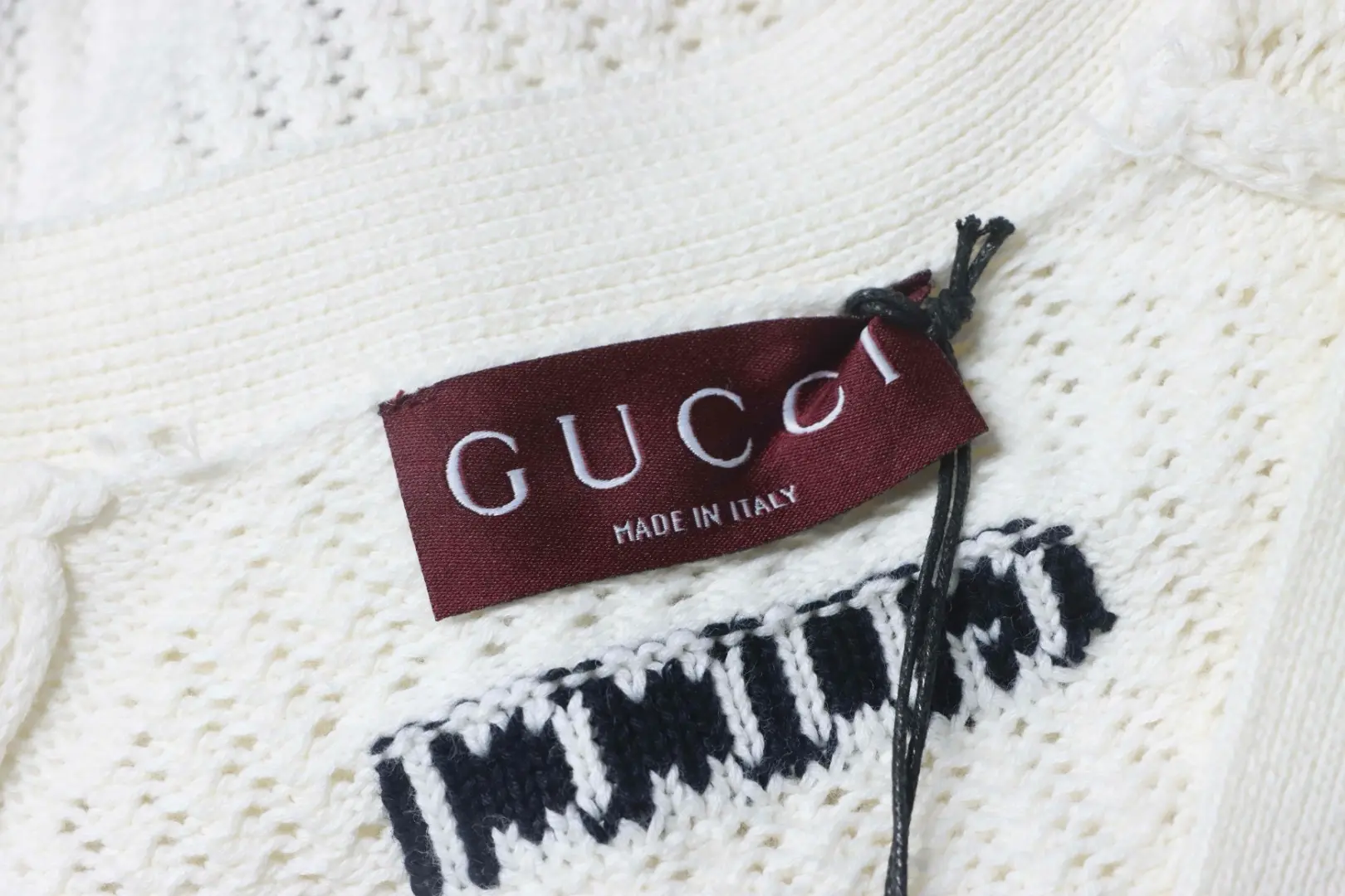 Gestreifte, grob gestrickte Strickjacke mit Saum – Bild 8