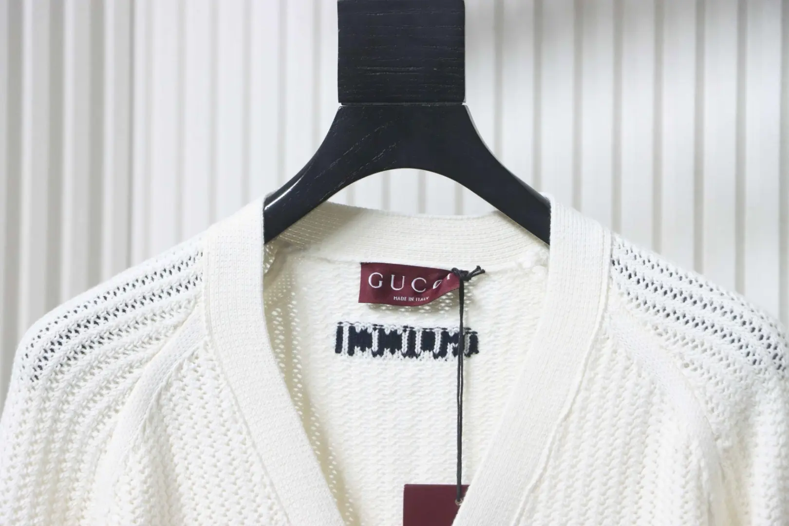 Gestreifte, grob gestrickte Strickjacke mit Saum – Bild 3