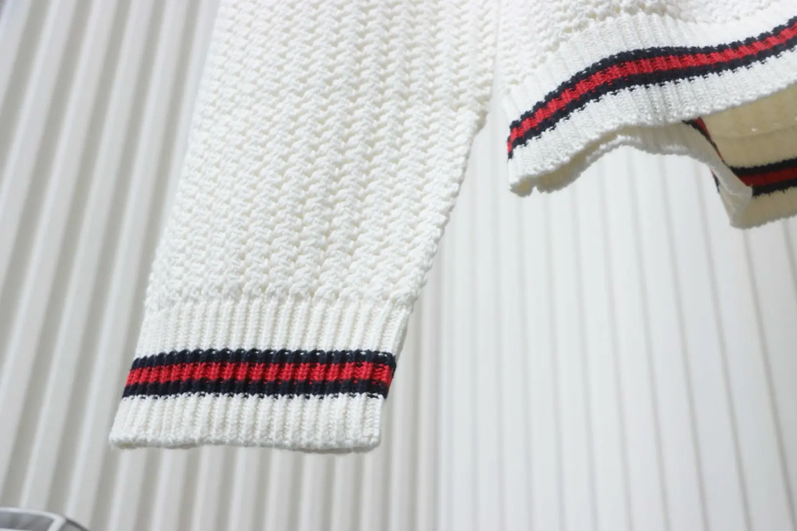 Gestreifte, grob gestrickte Strickjacke mit Saum – Bild 6