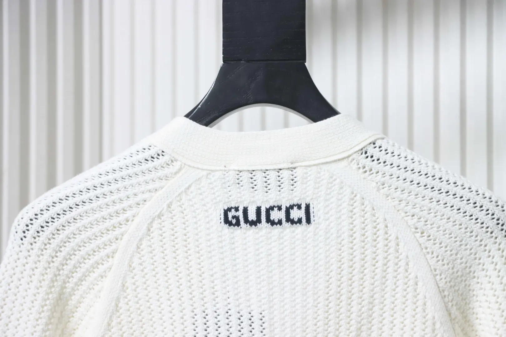 Gestreifte, grob gestrickte Strickjacke mit Saum – Bild 4