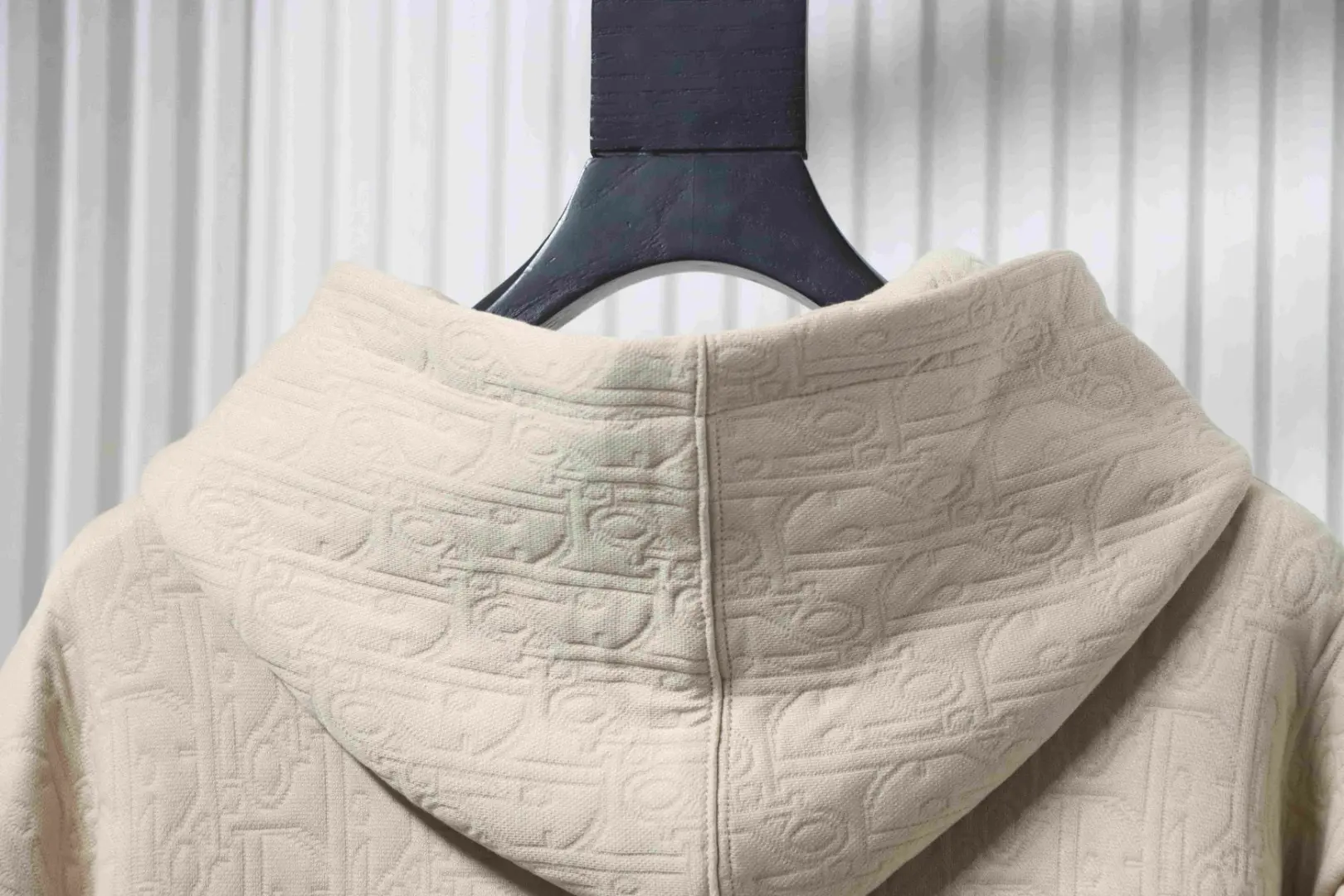 Hoodie mit Monogrammprägung – Bild 4