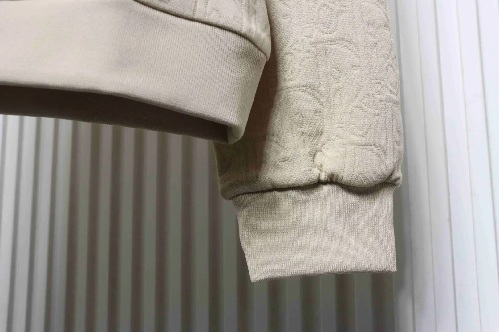 Hoodie mit Monogrammprägung – Bild 7