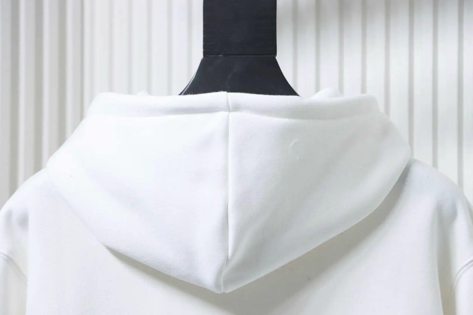 Hoodie mit kleinem Logoaufdruck – Bild 4