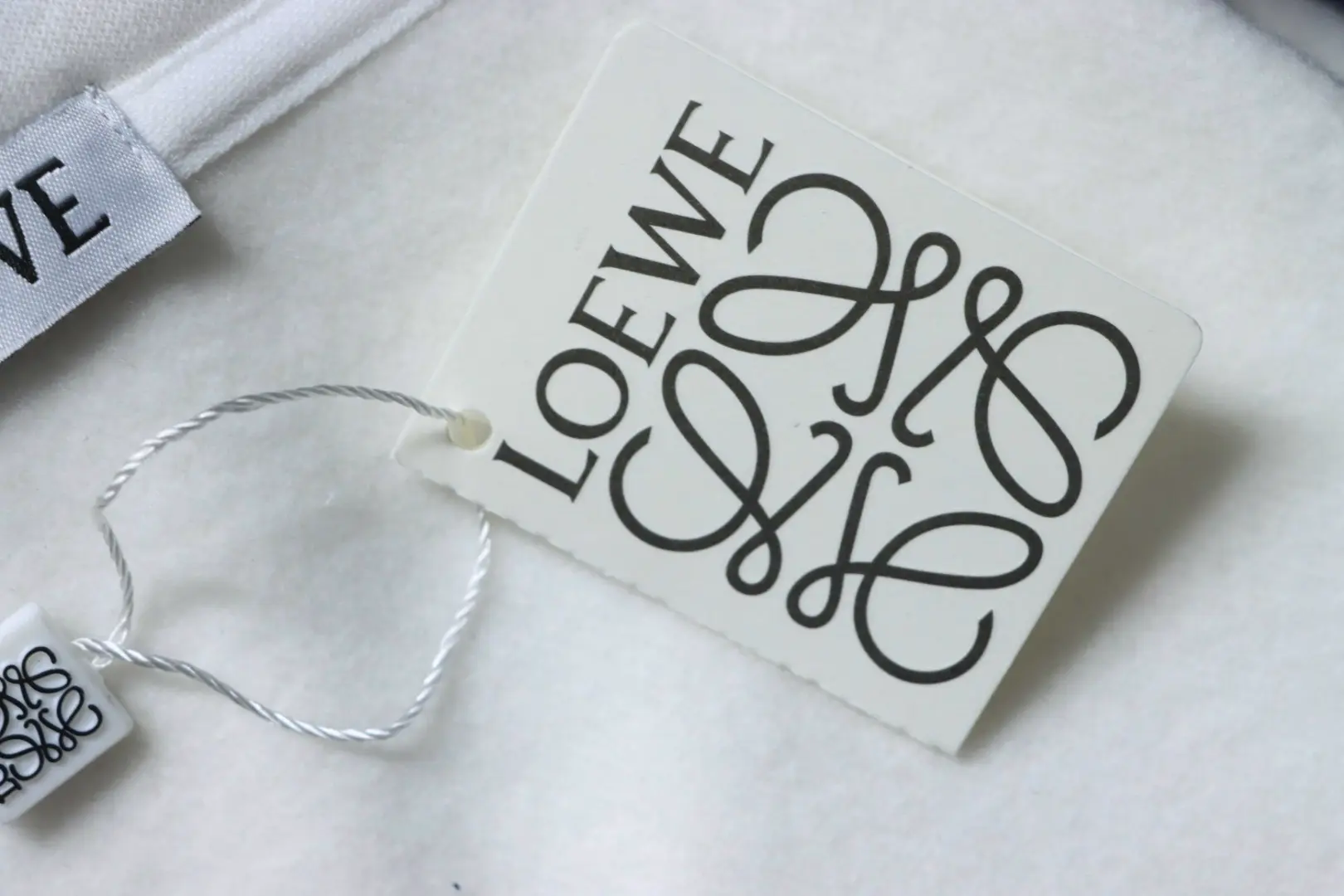 Hoodie mit kleinem Logoaufdruck – Bild 9