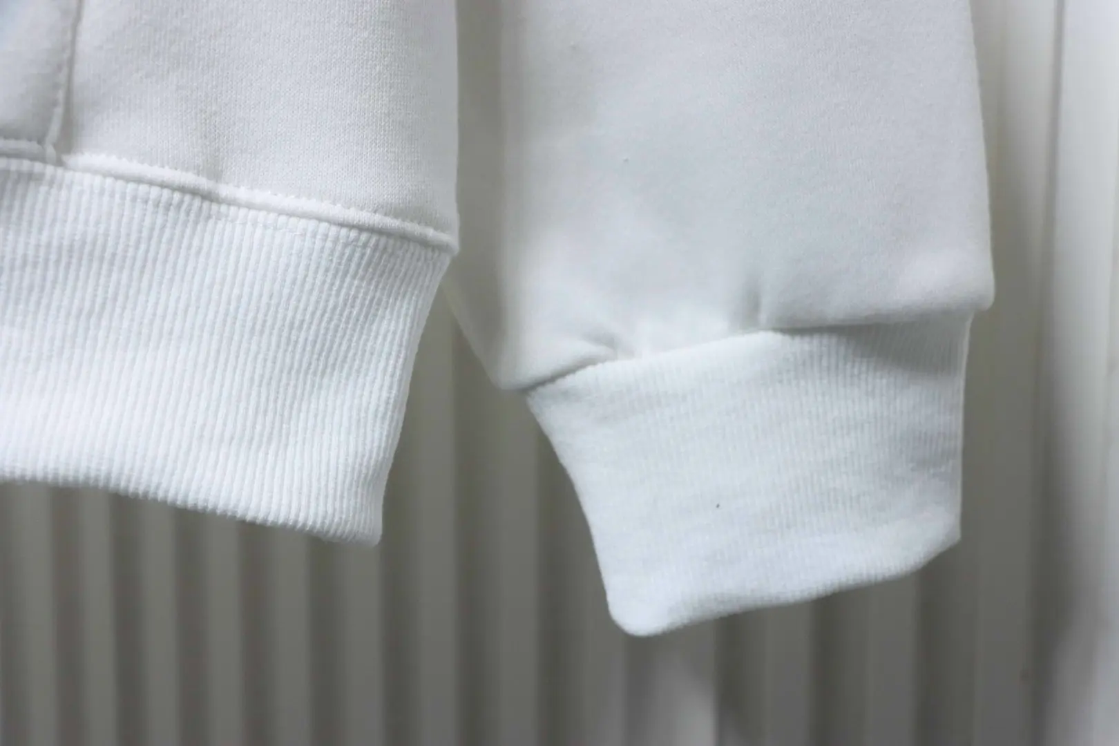 Hoodie mit kleinem Logoaufdruck – Bild 5