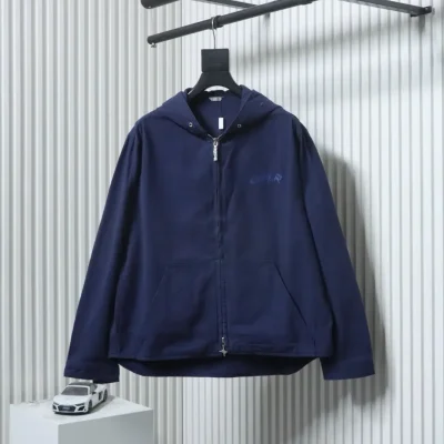 Kapuzenjacke aus Canvas mit gesticktem Logo und Kette in Zusammenarbeit mit anderen Designern