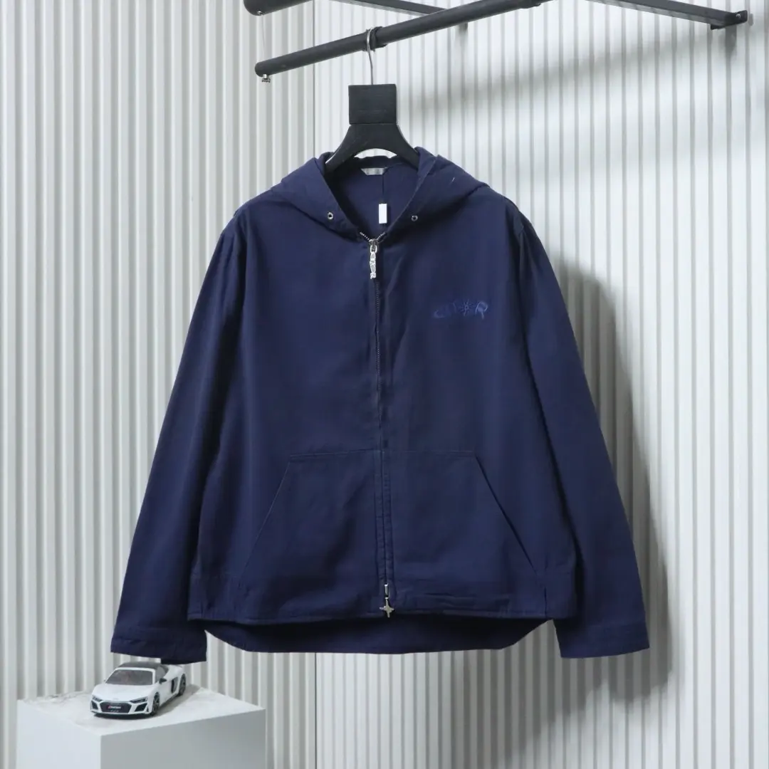 Kapuzenjacke aus Canvas mit gesticktem Logo und Kette in Zusammenarbeit mit anderen Designern