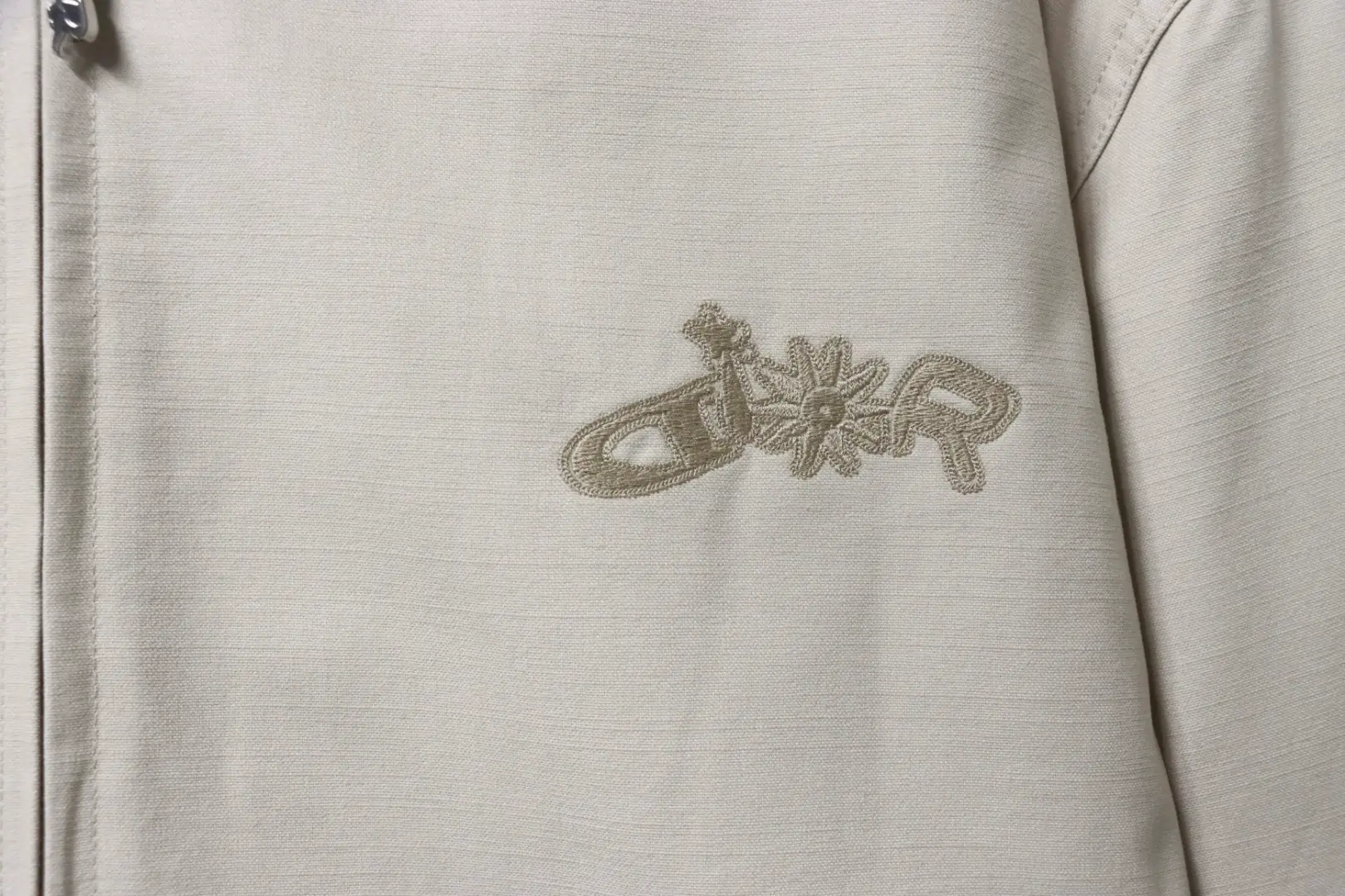 Kapuzenjacke aus Canvas mit gesticktem Logo und Kette in Zusammenarbeit mit anderen Designern – Bild 9