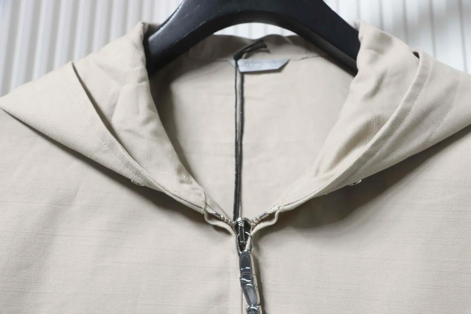 Kapuzenjacke aus Canvas mit gesticktem Logo und Kette in Zusammenarbeit mit anderen Designern – Bild 7