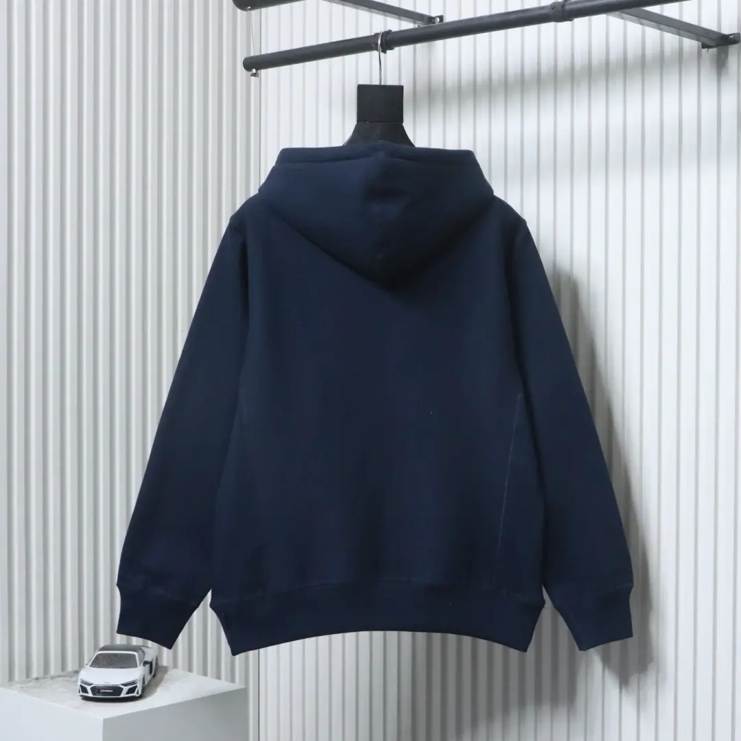 Kapuzenpullover mit Strass-Phantom-Logo – Bild 4