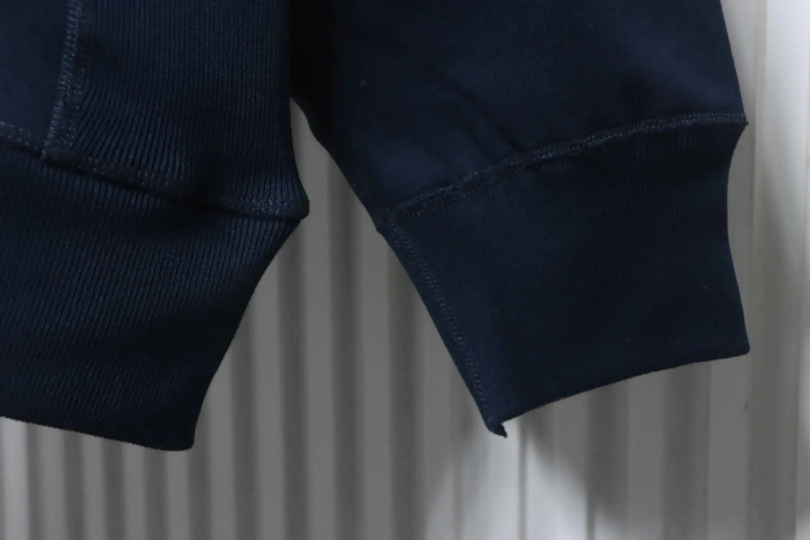 Kapuzenpullover mit Strass-Phantom-Logo – Bild 12