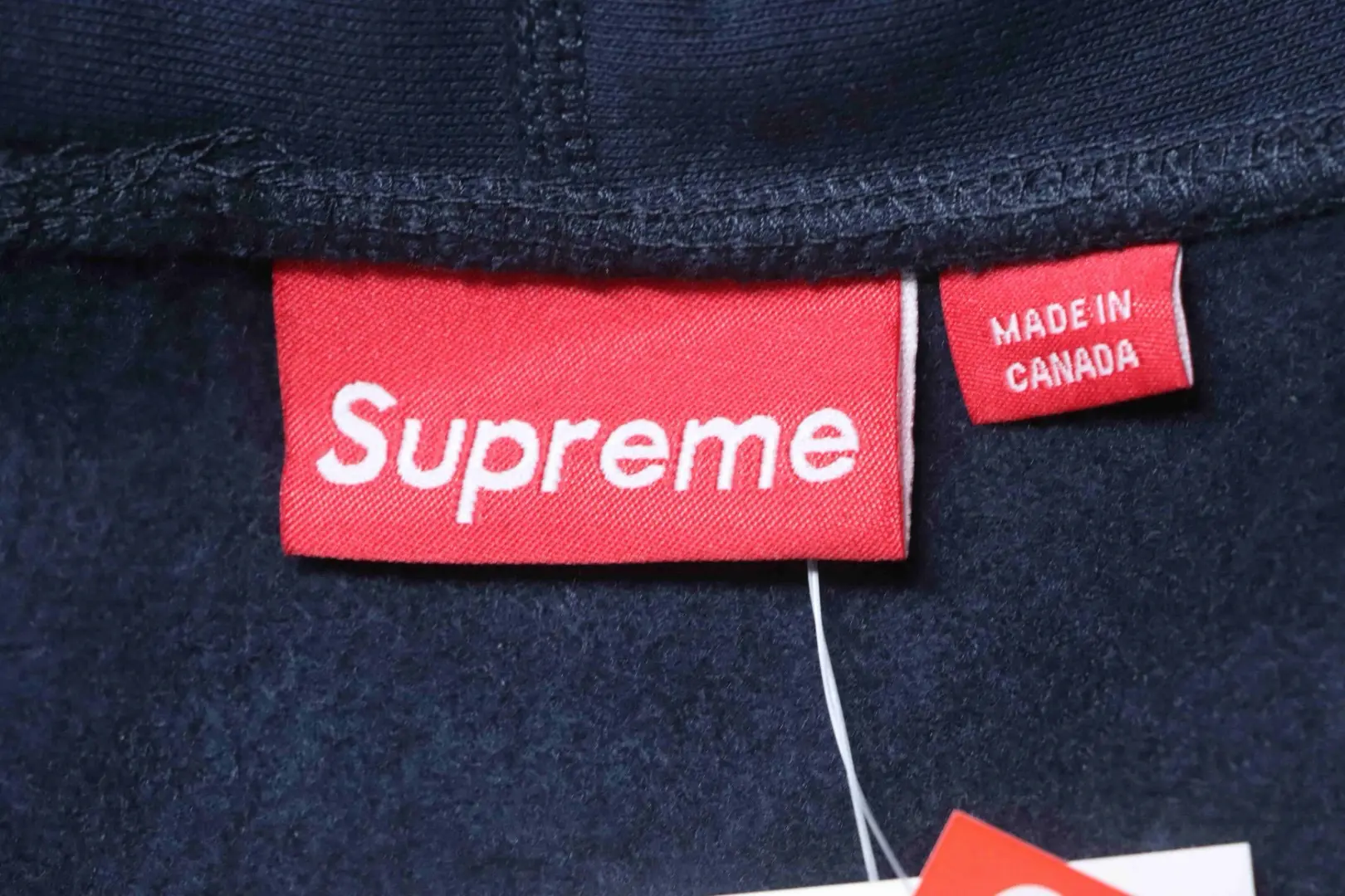 Kapuzenpullover mit Strass-Phantom-Logo – Bild 9