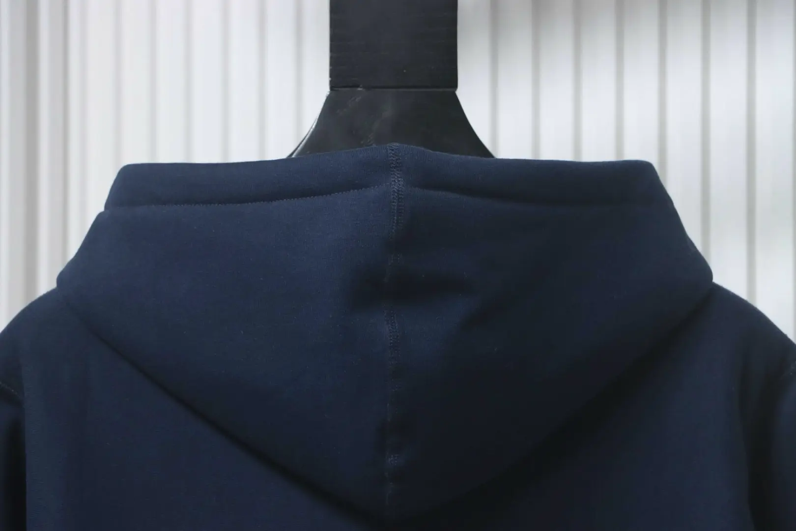 Kapuzenpullover mit Strass-Phantom-Logo – Bild 5