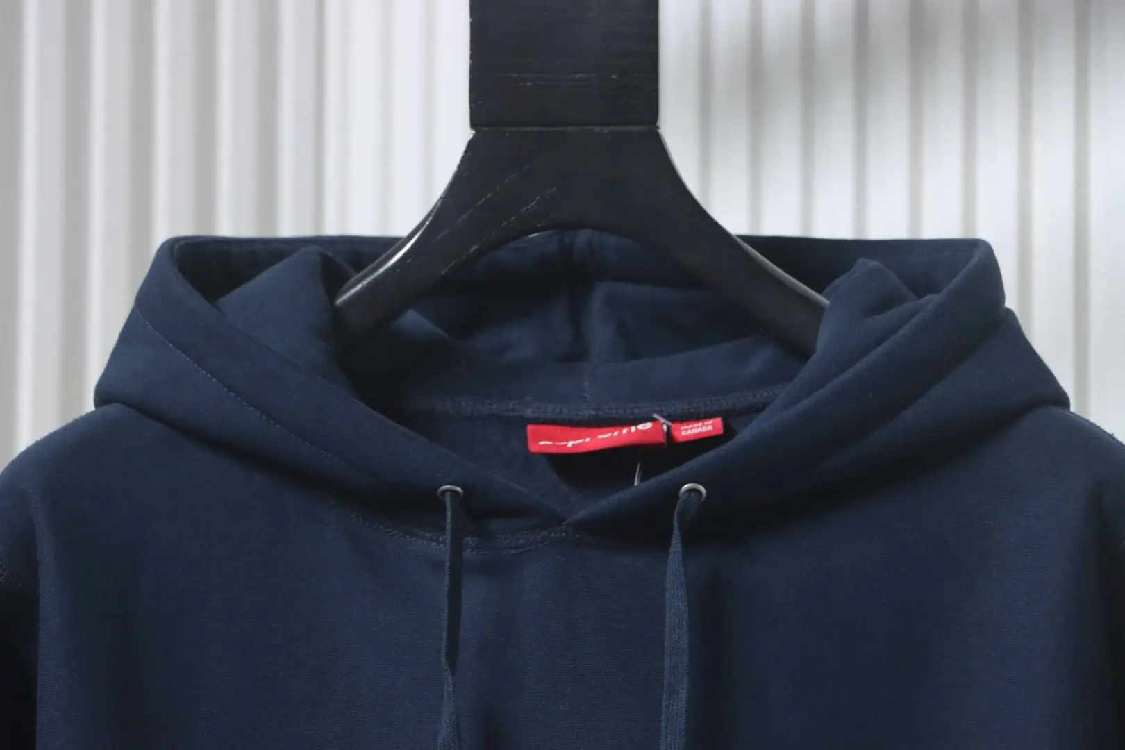 Kapuzenpullover mit Strass-Phantom-Logo – Bild 6