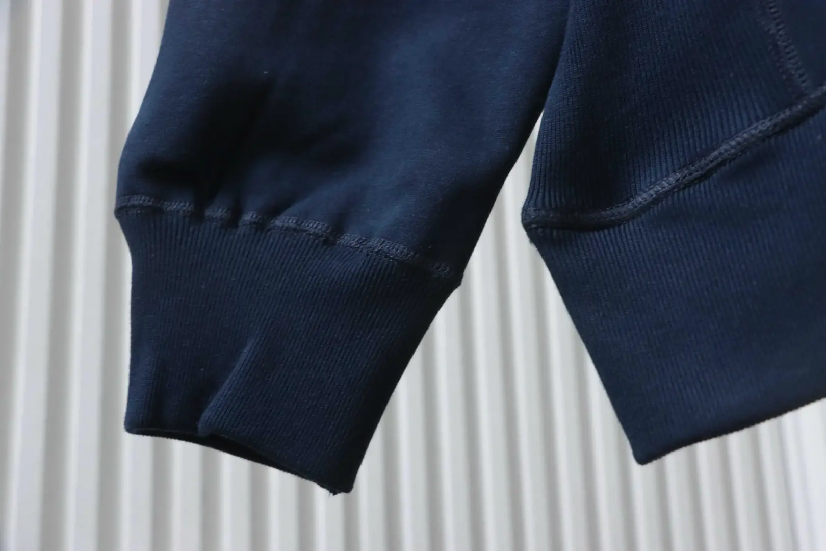 Kapuzenpullover mit Strass-Phantom-Logo – Bild 8