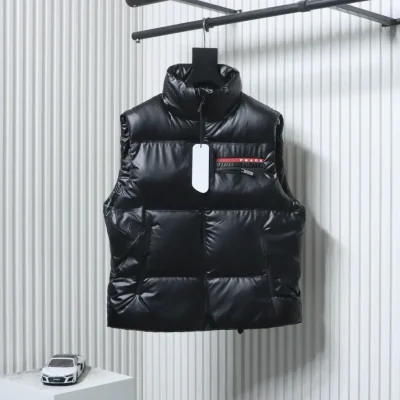 Klassische rote Daunenweste mit Silikonbesatz