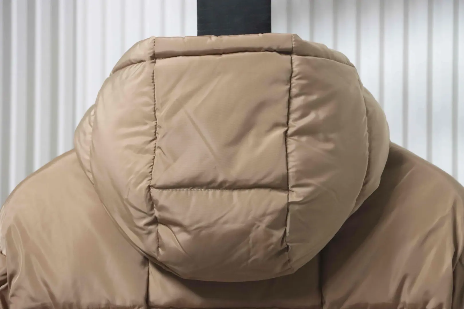 Moncler Agneux Square Stepp-Daunenjacke mit Kapuze – Bild 4