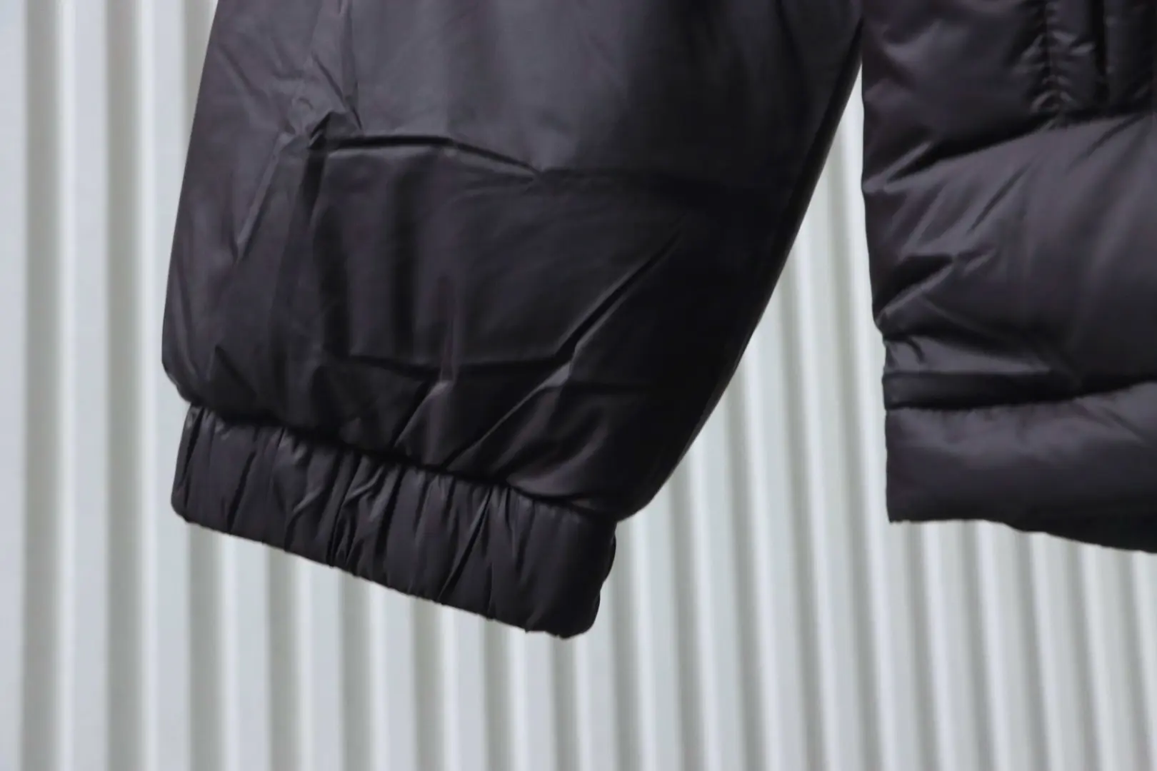 Moncler CYCLONE Daunenjacke mit großem Logo, abnehmbaren Ärmeln und Kapuze – Bild 9