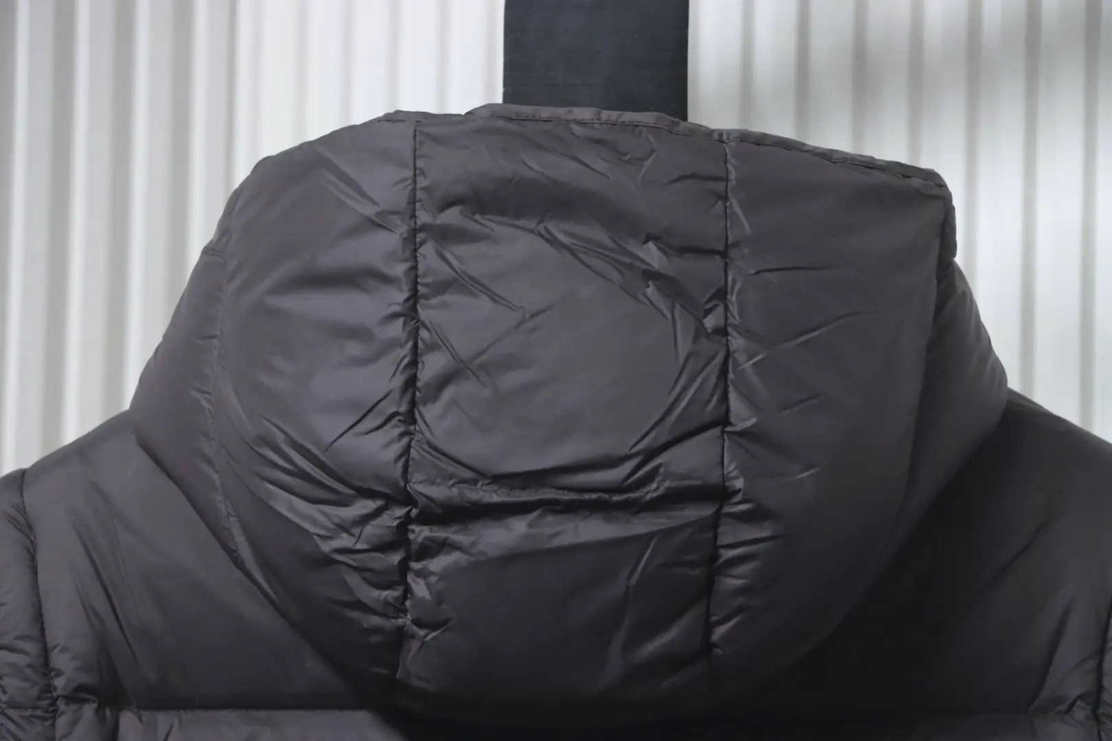 Moncler CYCLONE Daunenjacke mit großem Logo, abnehmbaren Ärmeln und Kapuze – Bild 4