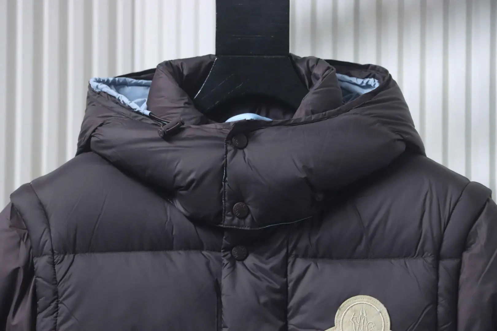 Moncler CYCLONE Daunenjacke mit großem Logo, abnehmbaren Ärmeln und Kapuze – Bild 3